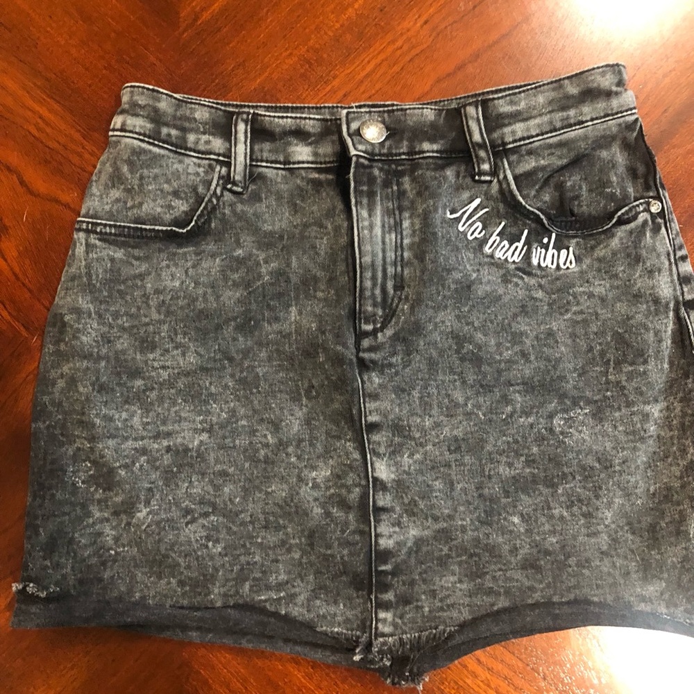 H&M Girls Acid Wash Denim Mini Skirt Grey No Bad Vibes Size 12-13Y